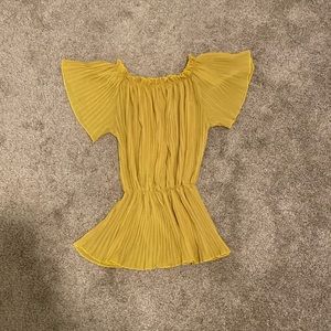 Size S/M Off-The-Shoulder Pleated Blouse